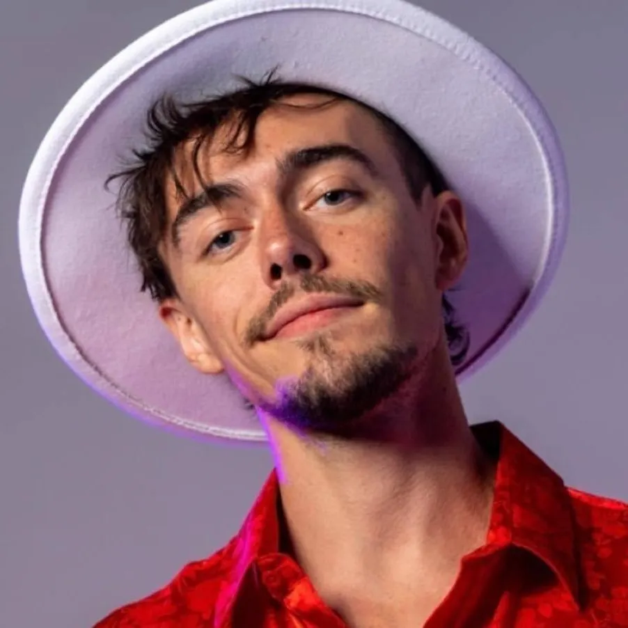 Young man in a white hat and red shirt, coach portrait